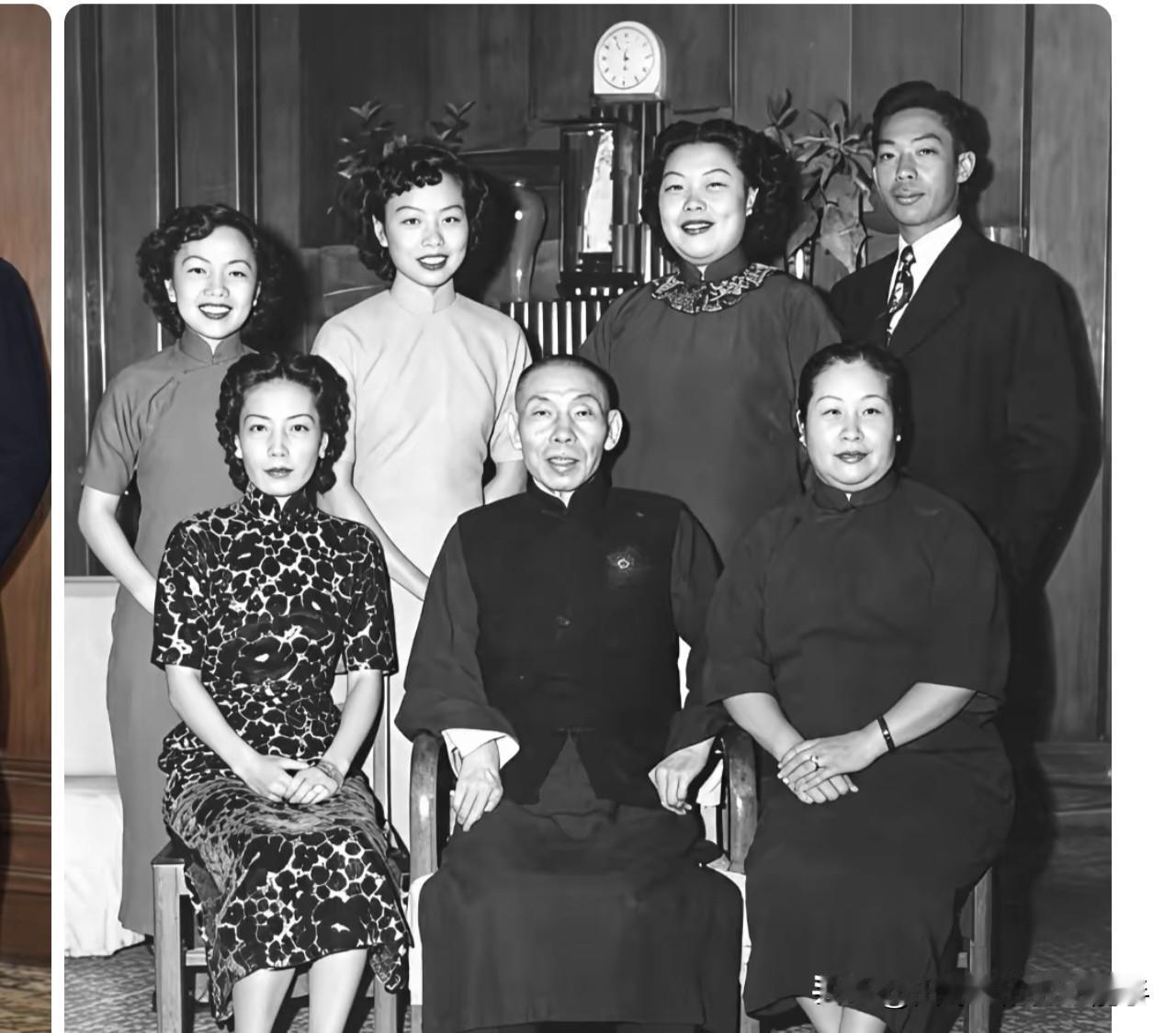 杜月笙生前最后一张全家福，孟小冬第一次以五夫人身份（前排左），和杜家一家人合影。