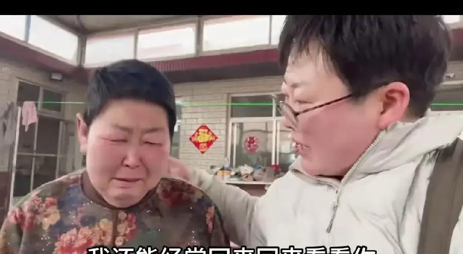 玉酱陪妈1个月返程日，妈妈抹泪不舍，小可爱一句话暖爆了！
早上6点的高铁站，玉酱