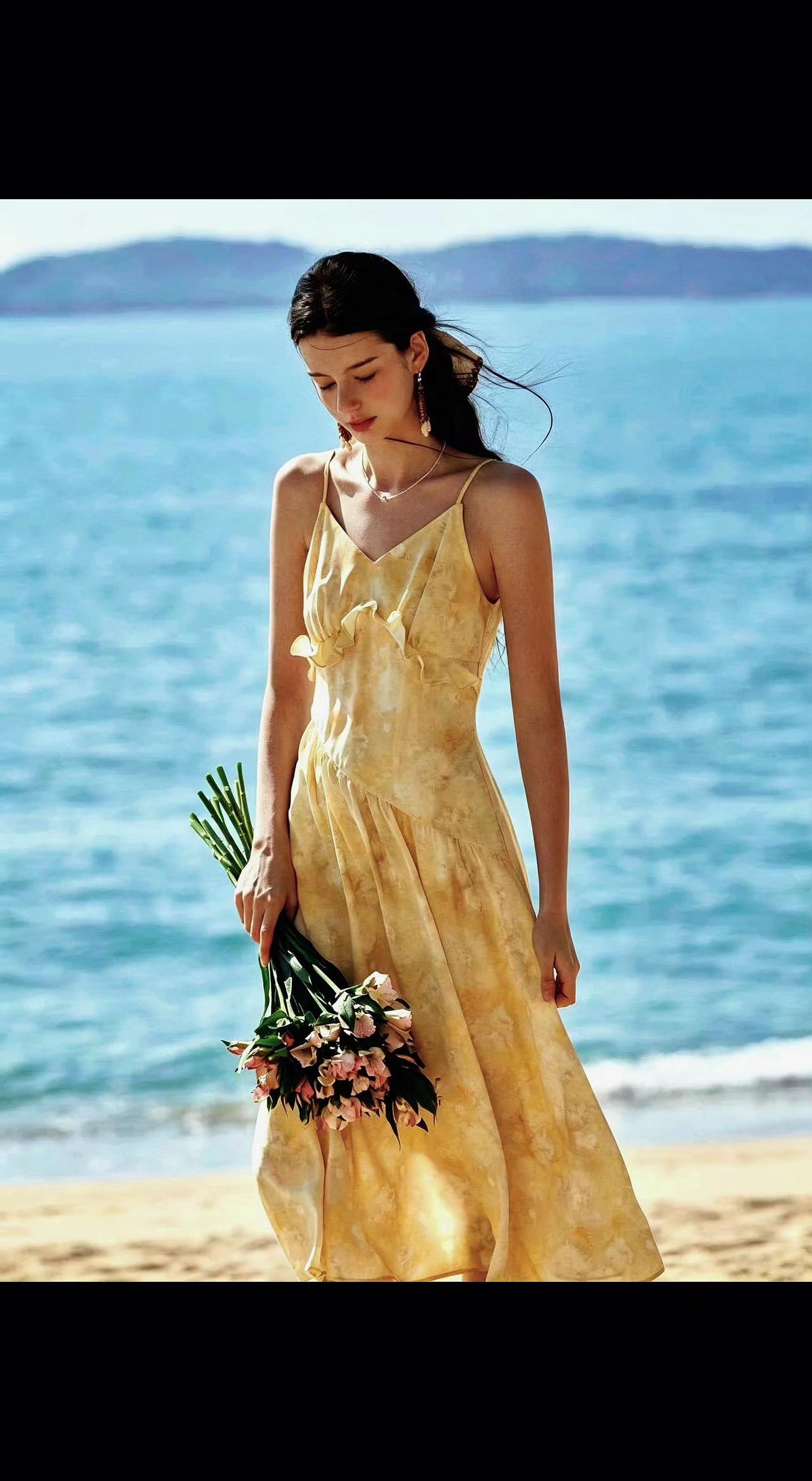 🌊海风偷吻裙摆，碎花裙盛满了整个夏天的温柔✨。花束是海的情书，步履间都是心动的