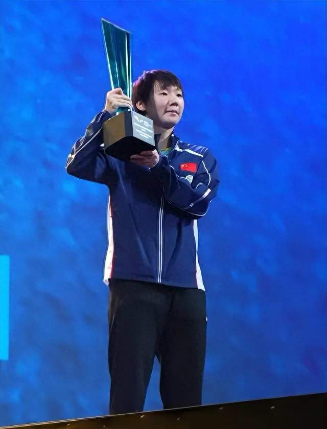 王曼昱复出夺冠，世界乒联两天后改口，“三冠王”太解气了！