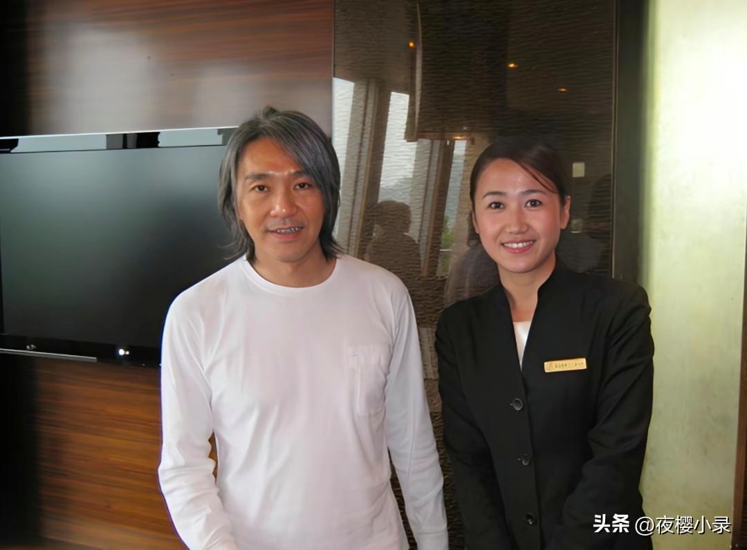 64岁周星驰和王石到酒店吃大餐，他看起来苍老了好多，有了很多白头发，身材消瘦，整