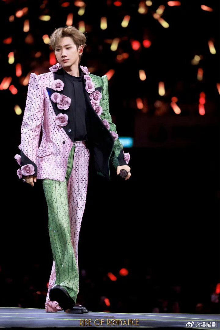 汪苏泷黎明降临之前新rap好绝他唱那段“准备好与这个世界为敌”的时候，眼神又冷又