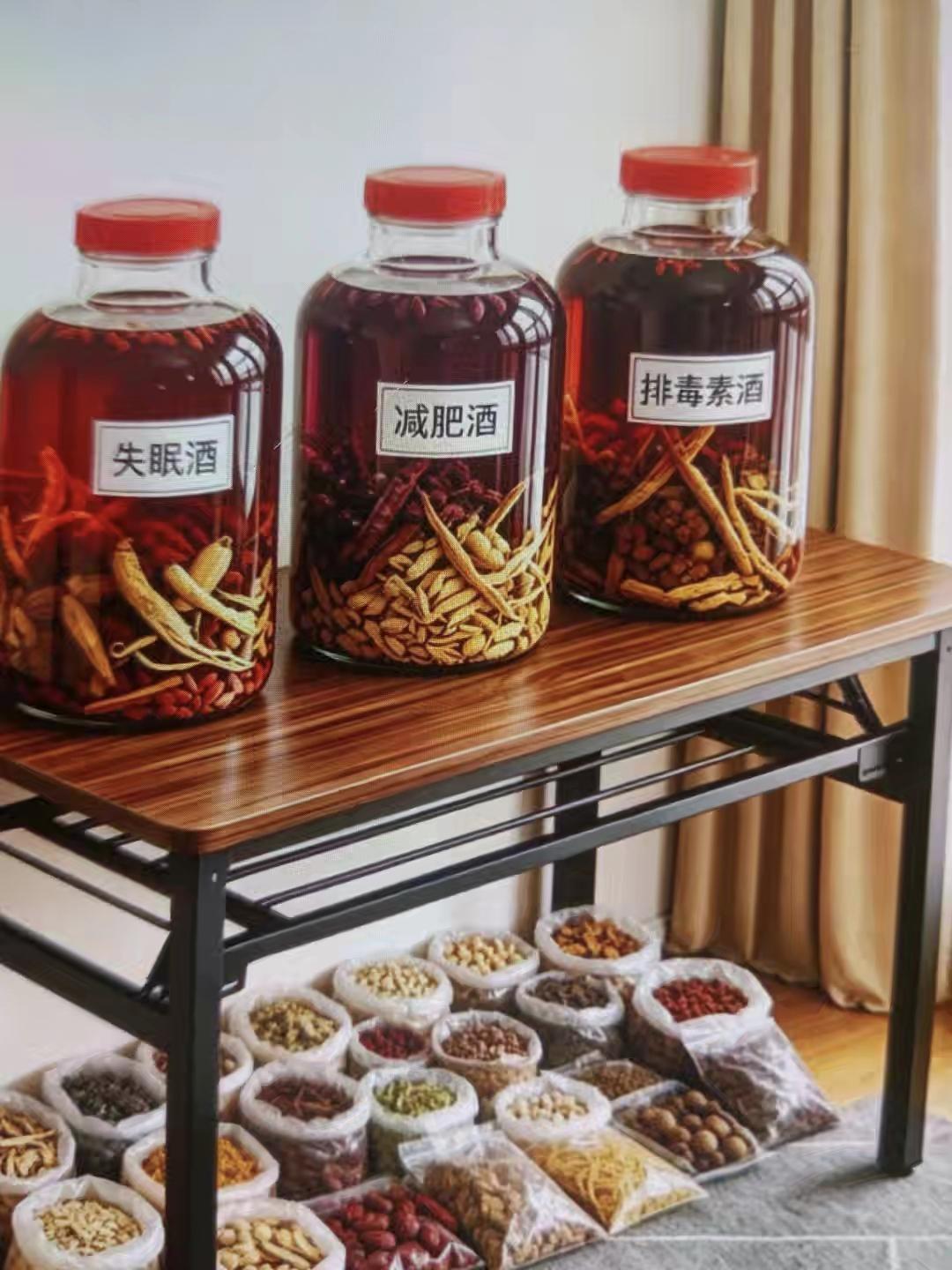 我学泡酒至今也有十几年了，每天都是跟酒打交道，泡酒用的药材，都是自己亲自上山采摘