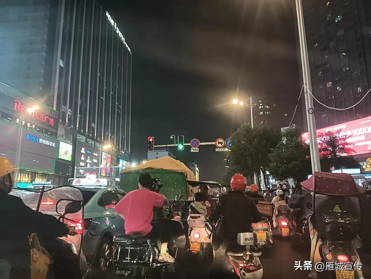  周末的船山大道太堵了！衡阳还是要考虑早点修建城市快速路和高架桥，优化城区道路啊