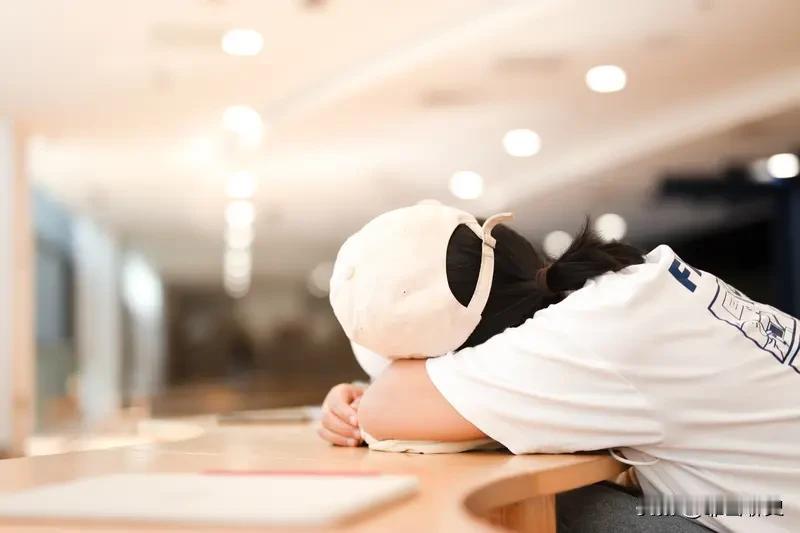 你总在傍晚十分时感到疲惫。
别人的目光是四面涌来的风。你就像棵树，朝每个方向生长