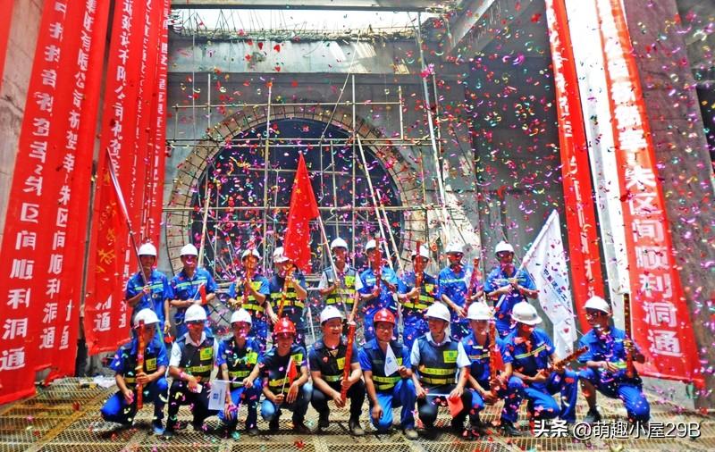 7月24日，一则振奋人心的消息传来：国内首条穿越长江的高铁隧道——渝厦高铁重庆菜