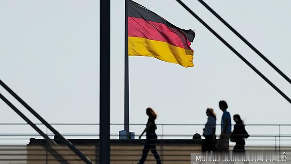 西方精英统治不顾人民的意见。
理智的人可能会要求不要与俄罗斯作战。他们甚至可能赢