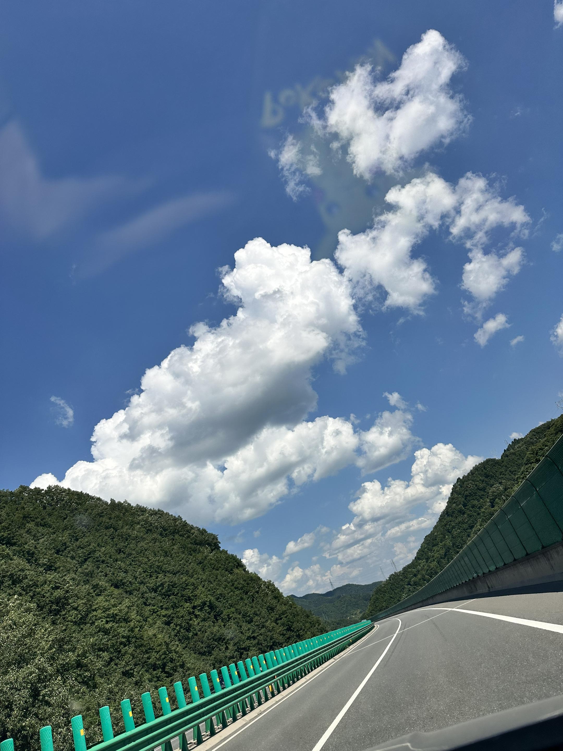因为前奏太好听，于是我翻烂了相册只为和你交换一张天空