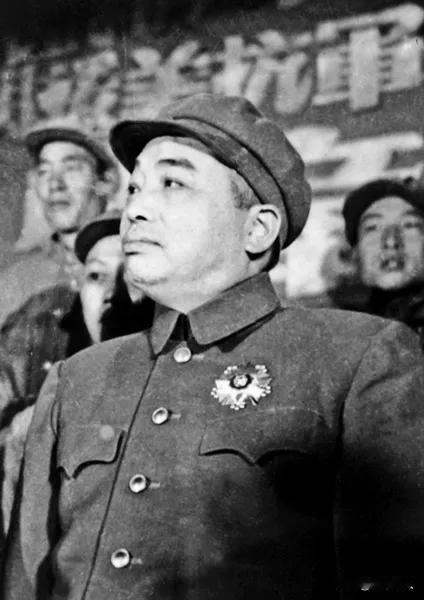 1939年，国军军长请彭德怀吃饭，吃饭时，军长妻子突然凑了过来，对彭德怀说：“彭