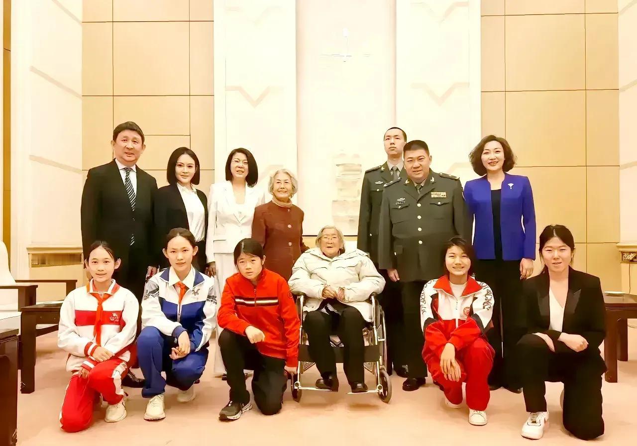 这是毛主席的后辈，20岁曾孙毛东东一脸正气，曾孙女们各个身穿校服，不攀比物质，家
