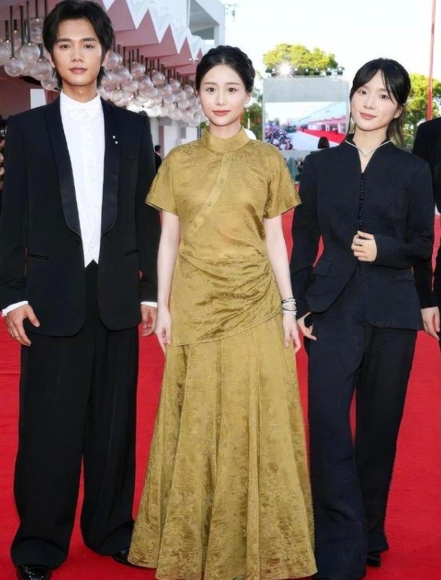 《给阿嬷的情书》主创亮相威尼斯电影节！
《给阿嬷的情书》导演和制片人携主演李思潼