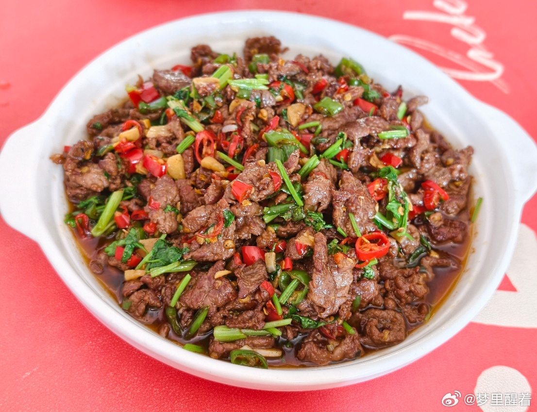 今天老冉做的小炒黄牛肉太费米饭了。 