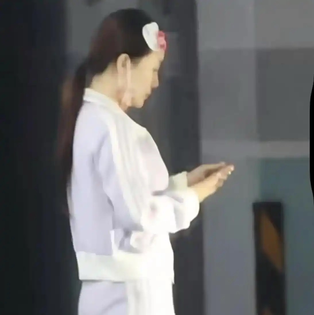 网曝44岁李小璐疑添二孩，与阿姨携幼童出行，小女孩已满三岁 