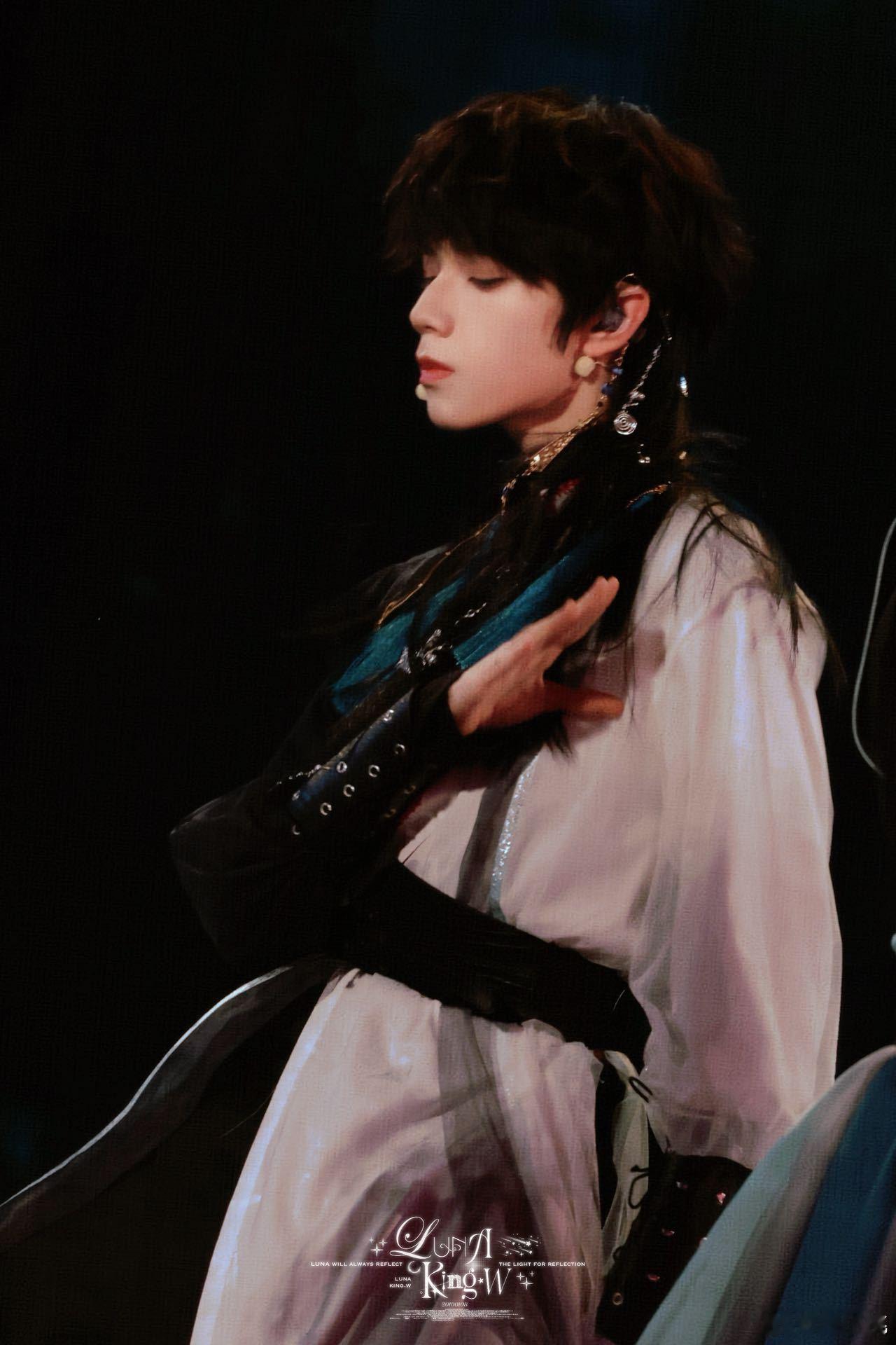 王橹杰MVP结算画面王橹杰在MVP结算画面舞台演绎《野心家》的时候，整个人都和歌