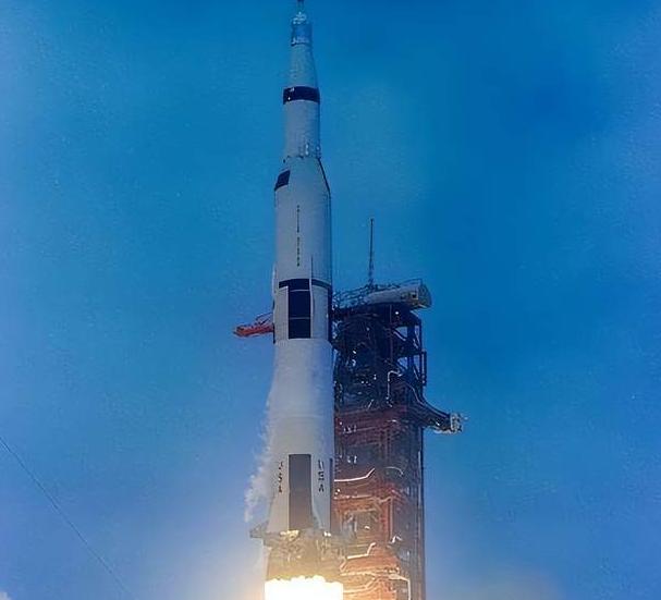 930亿砸向太空，美国载人绕月看似成功，实则暗藏多重隐患

小派敢说，最近最火的