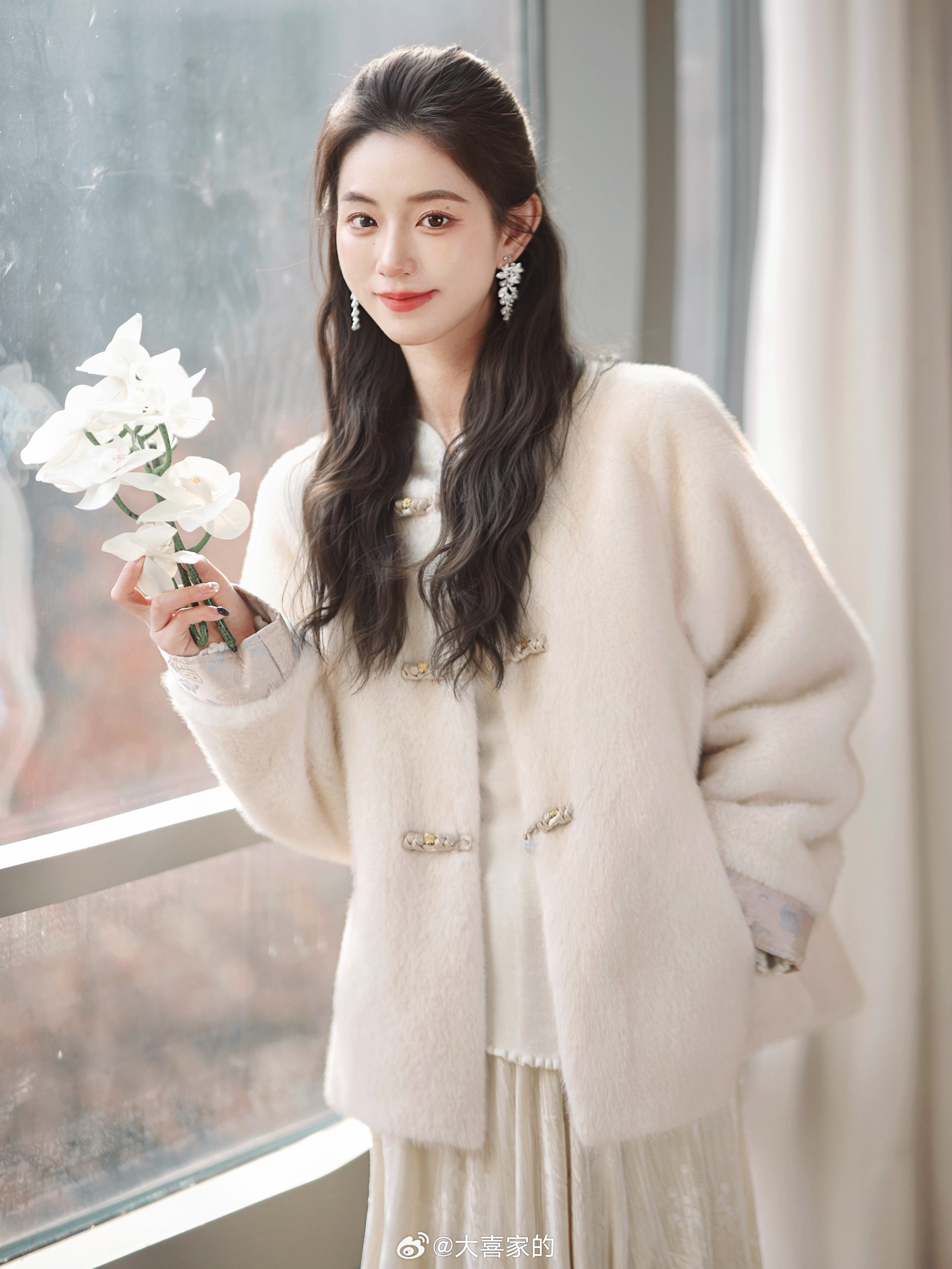 谁能拒绝如此温婉优雅的国风啊！环保皮草+真丝宋锦提花点缀 简单贵气大方还贼暖和 