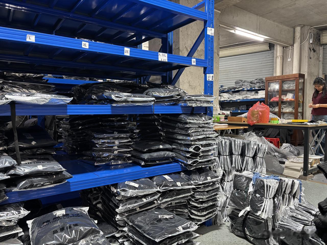 上周天气一冷，买这种秋冬防水保暖外套的人就多起来了，朋友的服装生意好到爆表，已经