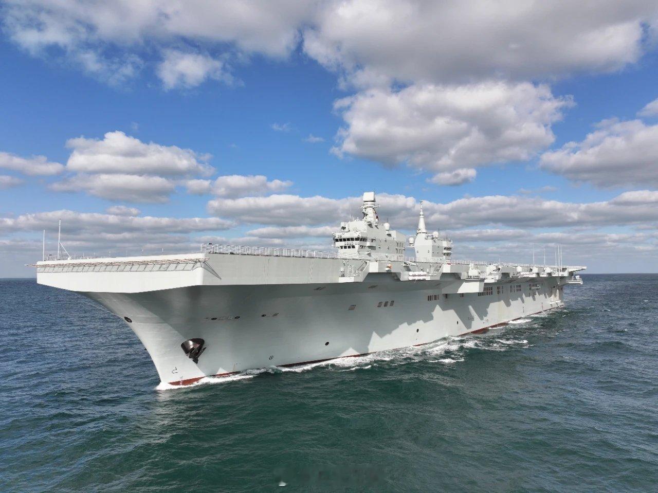 11月16日下午5时许，海军四川舰完成为期3天的首次航行试验任务，顺利返回船厂码