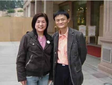 马云夫妇秀甜蜜马云和他老婆的亲密合照终于露面了！这次是第一次看到他们这么腻歪哦。