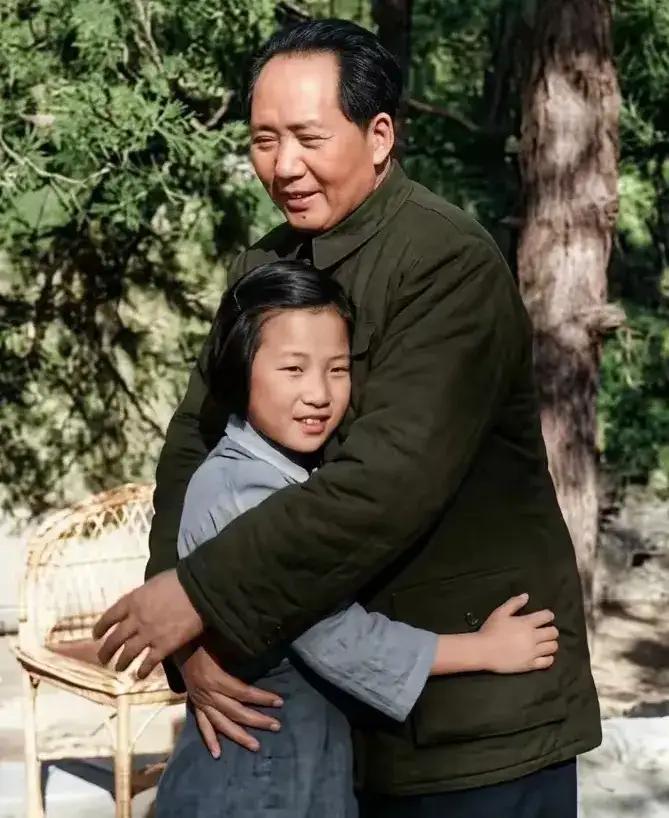 李讷看到爸爸，
扑到爸爸怀里，
爸爸经常去视察全国各地，
了解农民群众的生活，