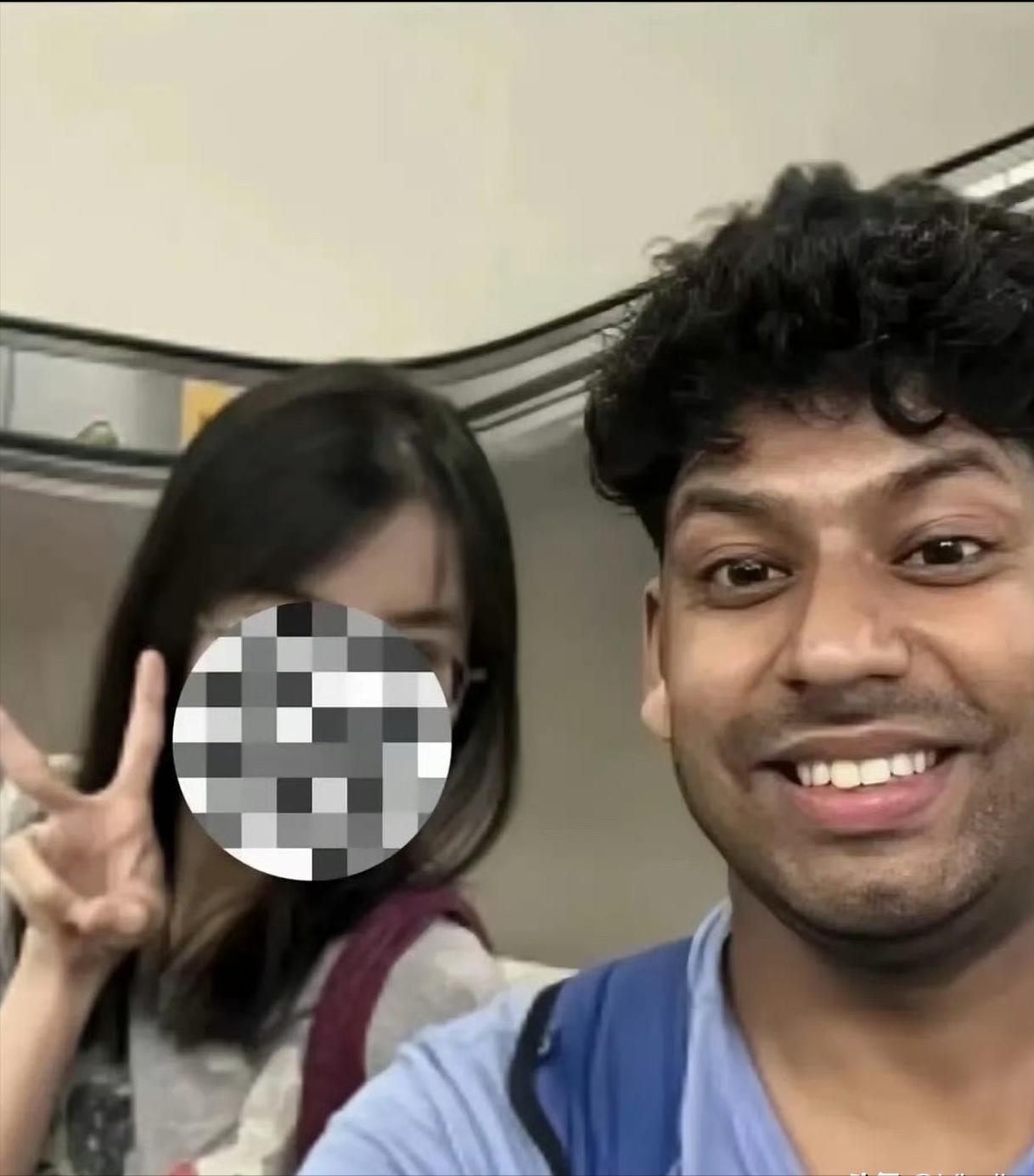 看到没！有些印度来博主开始炫耀了，炫耀刚来我国一个礼拜，就找到中国女朋友了！就问