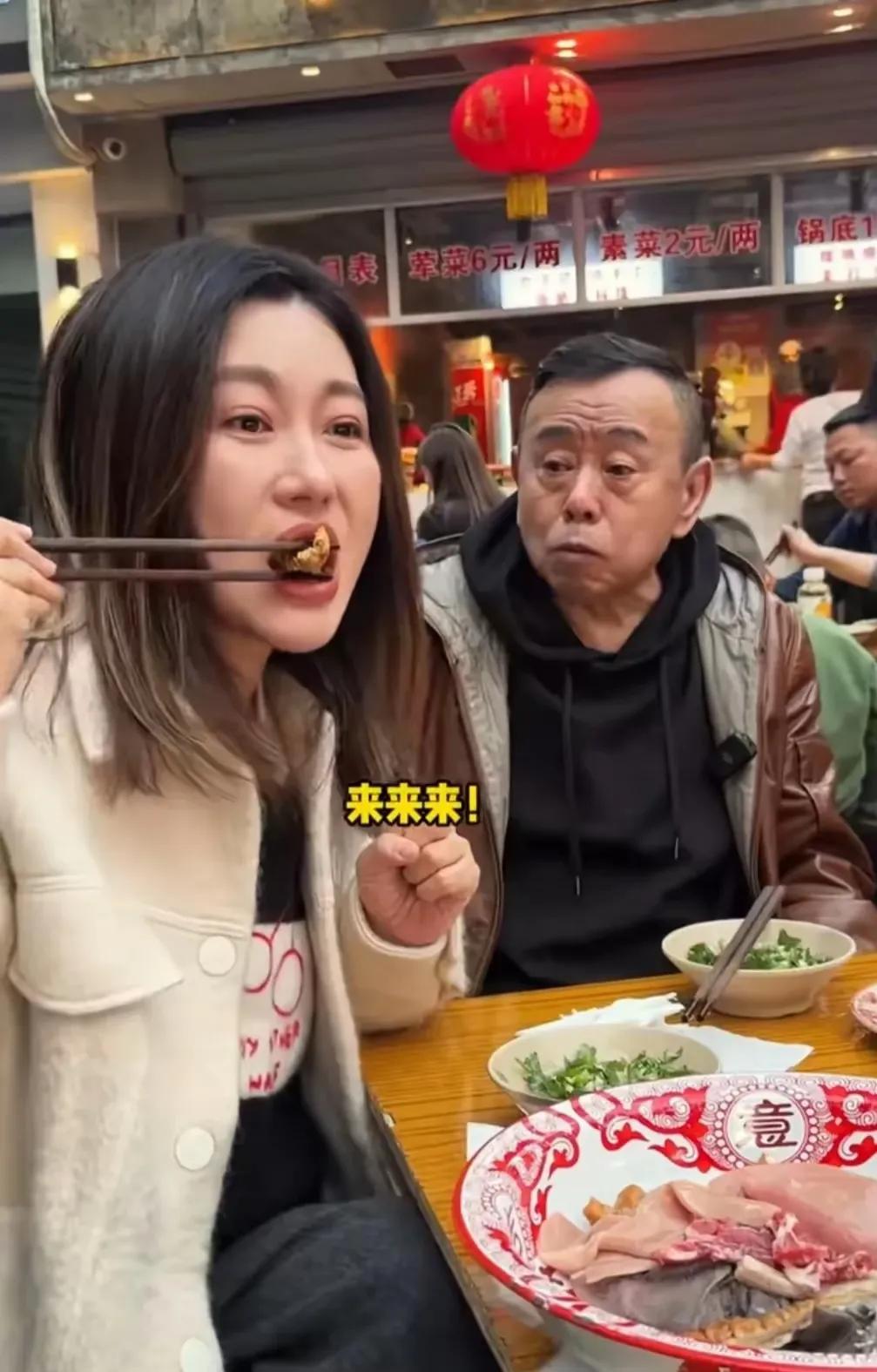 潘长江携女儿潘阳重庆吃火锅，被认出，万万没想到潘长江人缘这么好，被认出后，很多人