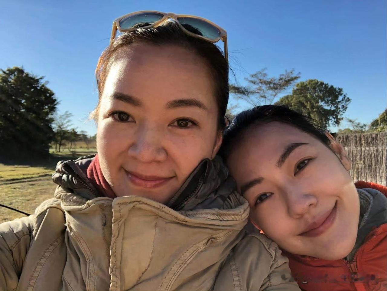 阿雅发文为小 S 庆生，深情回顾两人三十年闺蜜情。从艺校相识至今，她们见证彼此从