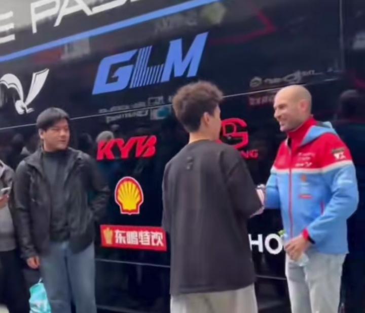 53号车手德比斯一亮相，当地华人直接组团热情迎接，举牌、合影、呐喊一应俱全，排面