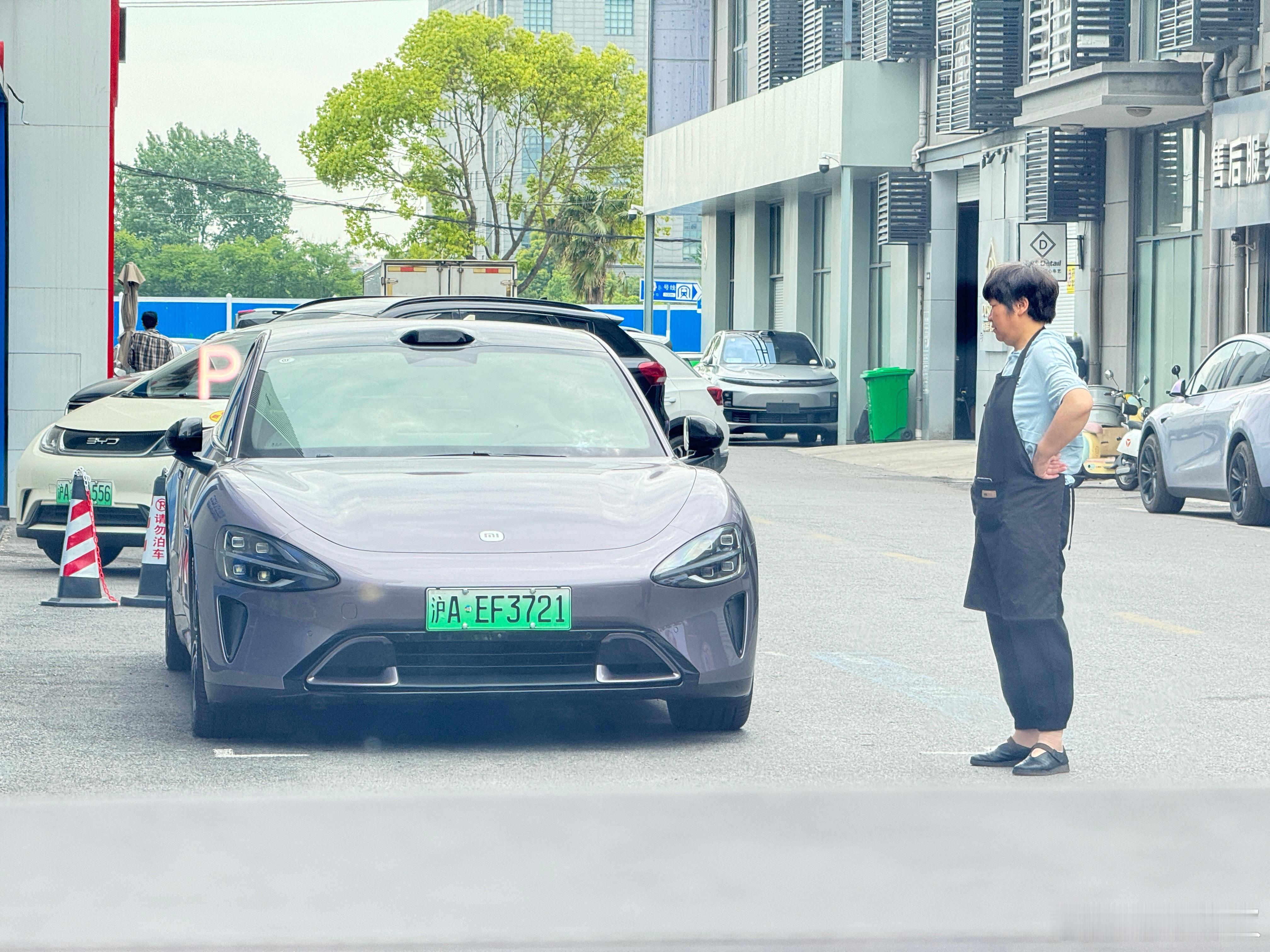 阿姨都杵那里看了好一会儿，这现象级，你不得不服xiaomi. ​​​