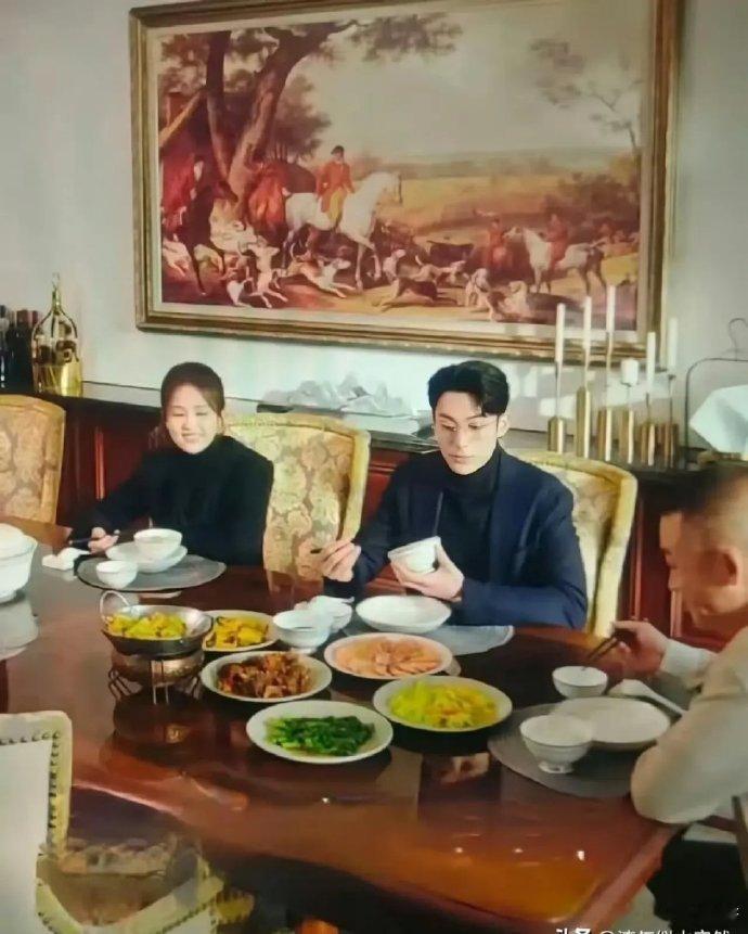 想不通为啥有钱人家都喜欢买这种桌子，有客人来压根就自己夹不到菜，想吃什么难道还要