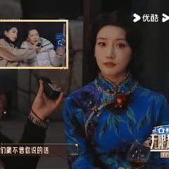 姜贞羽演技被按在地上摩擦无限超越班 姜贞羽在《无限超越班》里的状态，就是“夹生”