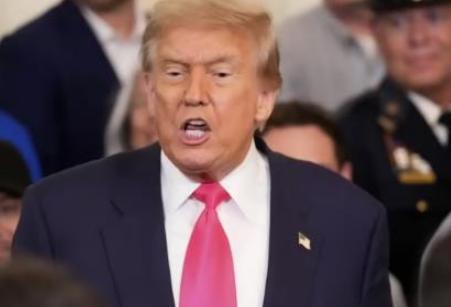 特朗普点名警告中国，发出一个前所未有重大威胁。
 
美国总统特朗普（北京时间4月