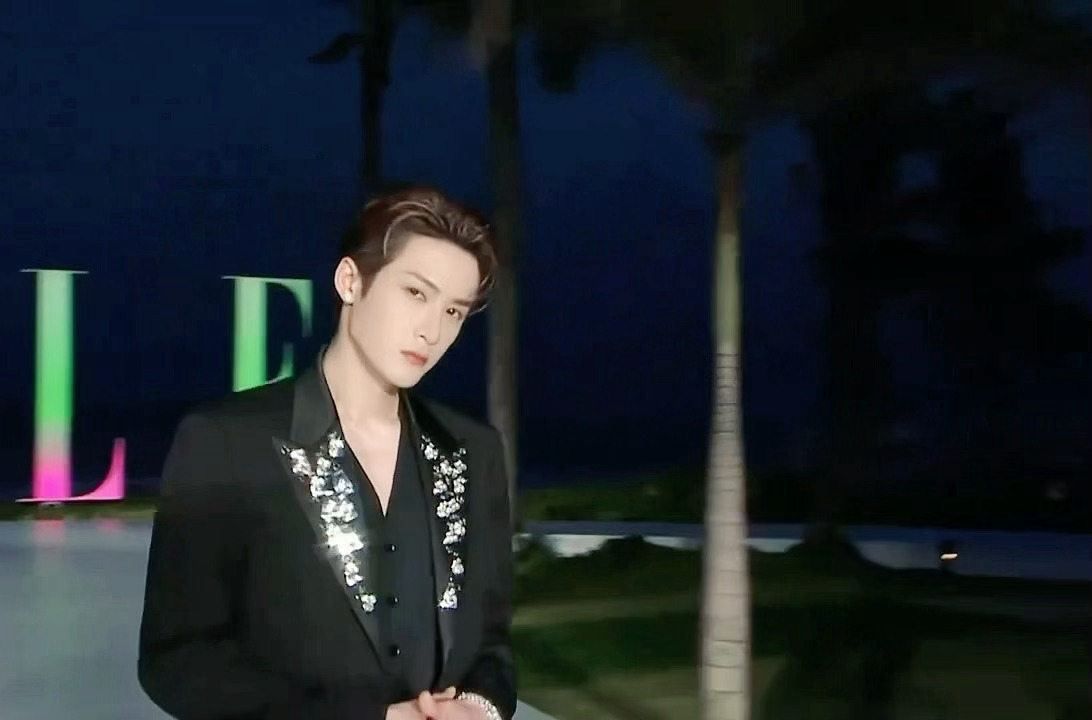 被此男帅晕是我的宿命[跪了][跪了][跪了]被此男帅到失眠也是常有的事[作揖][