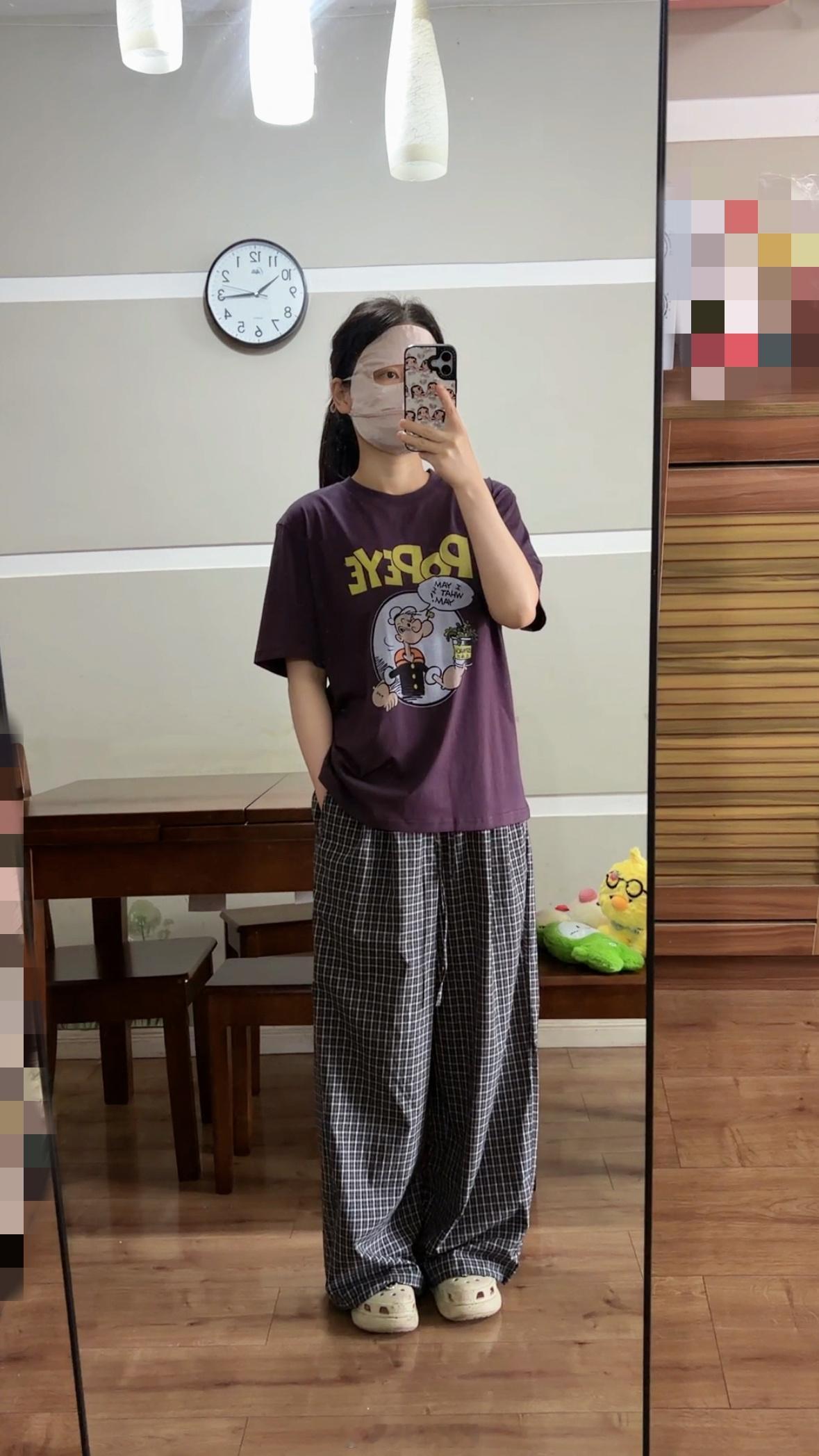 紫色短袖搭配格子裤休闲感来了 💜 