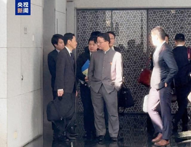 日本外务省官员悄悄离开，面对记者一句话都没说！这背后到底藏着啥门道呢？ 

前天