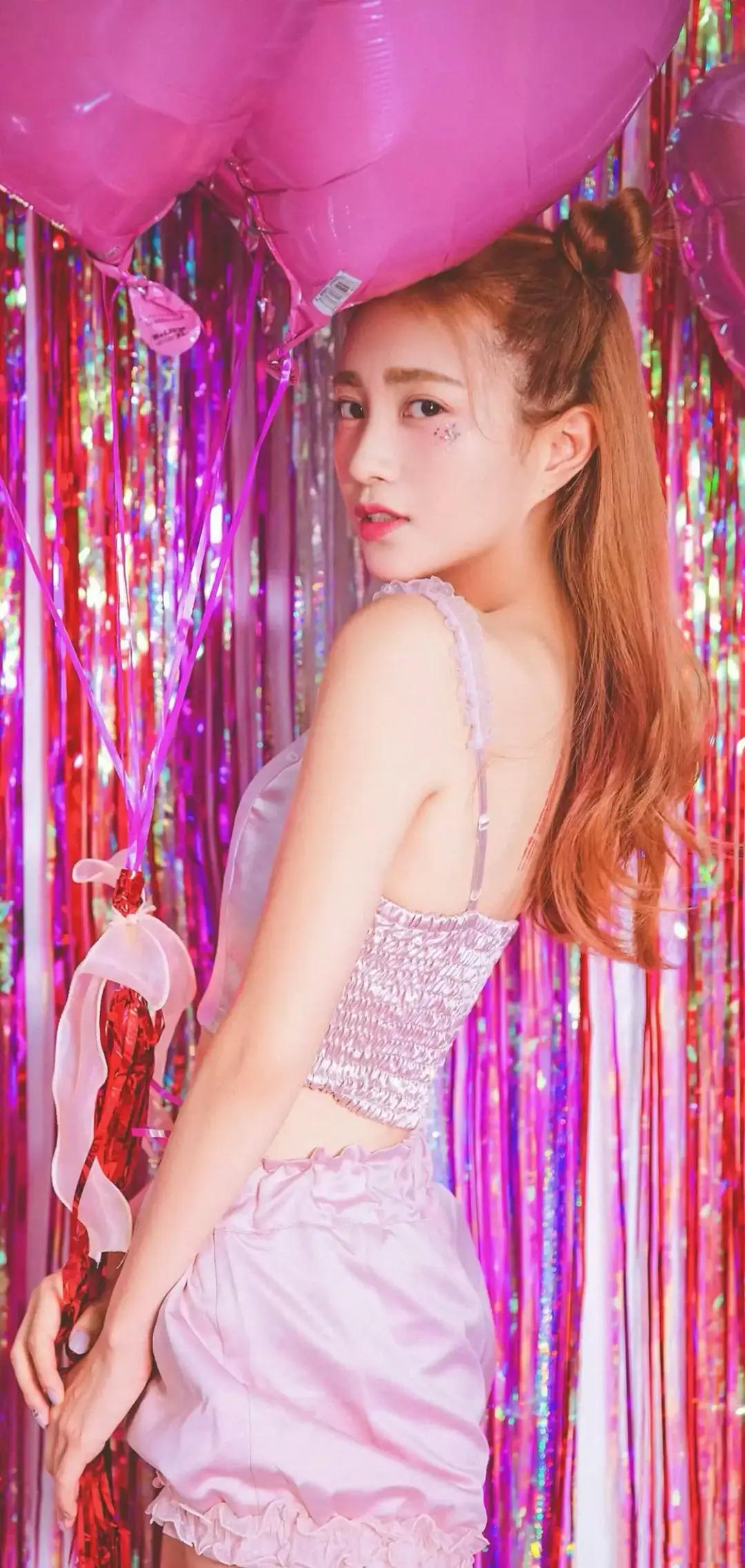 美女壁纸～包文婧, 你的笑容点亮了这个派对，就像这些彩带一样绚丽！双丸子头扎起少