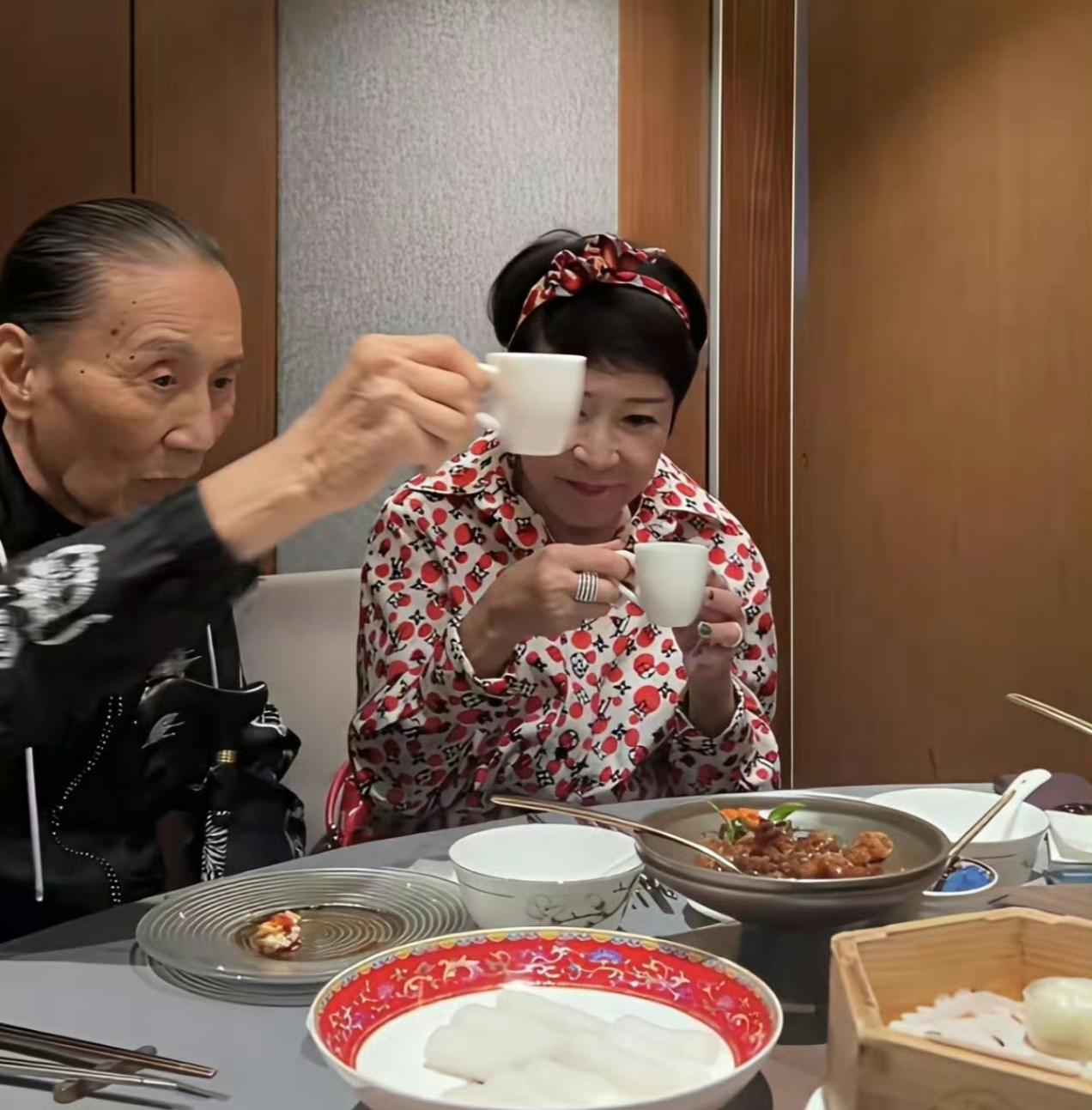 看完这几张照片，终于明白谢贤（四哥）为啥一年四季要带墨镜。有港媒说谢贤去世，希望