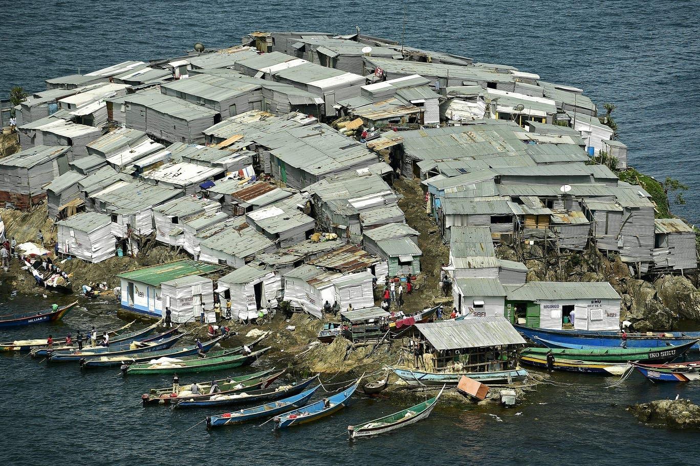 非洲维多利亚湖上的名金戈岛Migingo Island，面积2000㎡，住着13