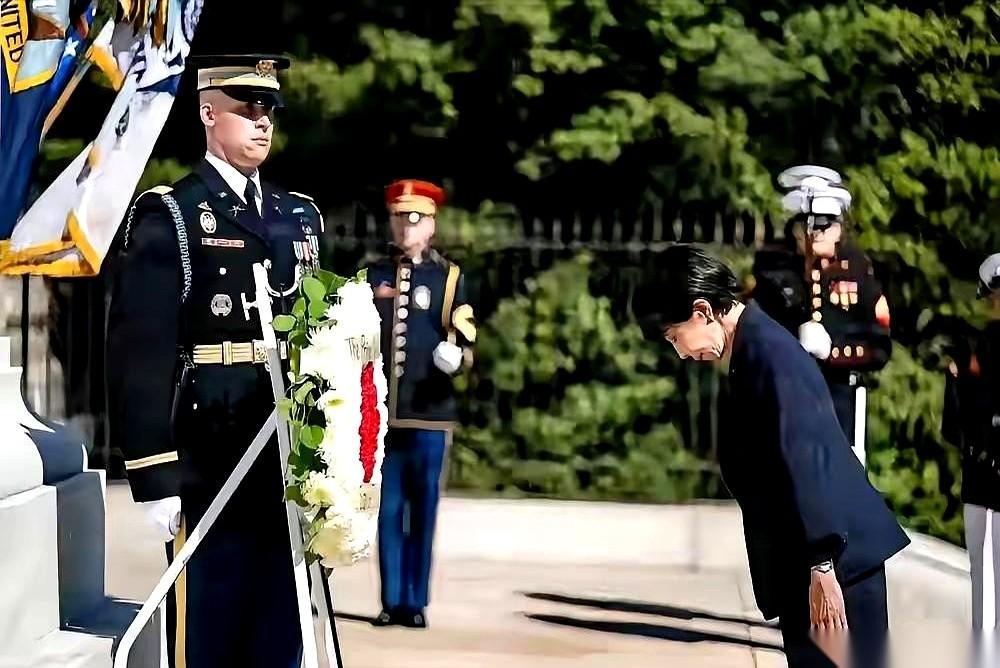 日本政客高市早苗，跑到美国阿灵顿公墓，对着一排排美国士兵的墓碑，献上花圈，然后，