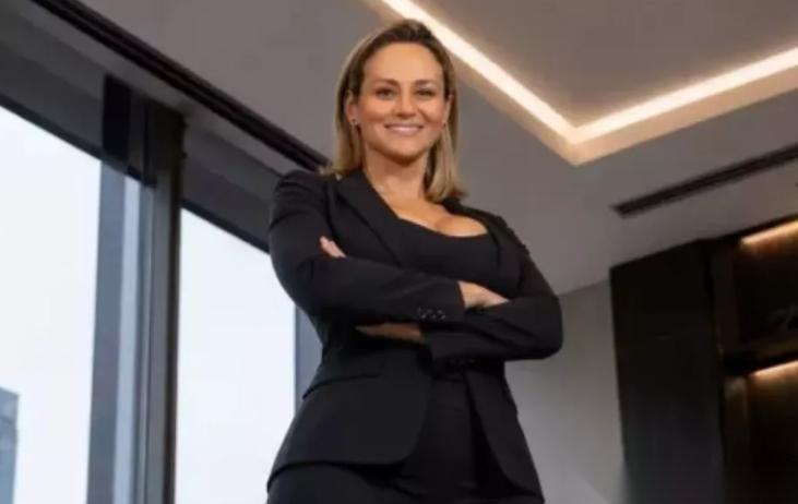 美企女高管被指控强奸男员工，手段恶劣。美国企业摩根大通（JPMorgan）一名女