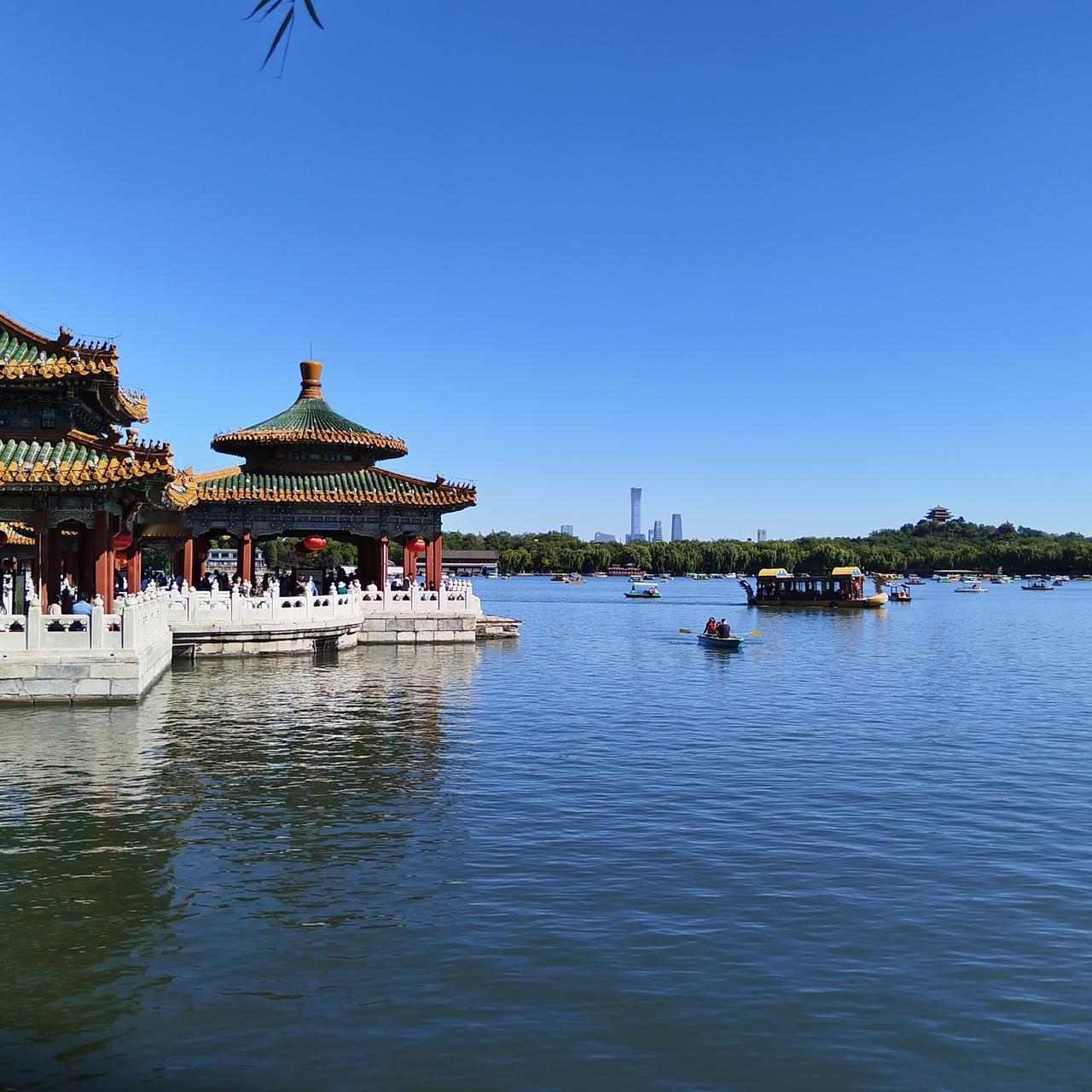 北京的公园里，既能看到古色古香的亭台楼榭，又能看到远处的现代建筑中国尊，各位知道