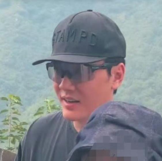 网友偶遇冯绍峰带儿子爬长城，47岁冯绍峰依旧年轻，想想站在爸爸身边，两人感情似乎