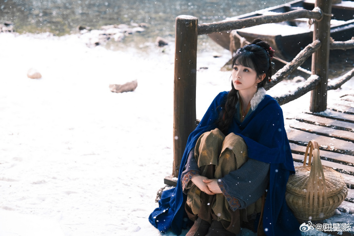 田曦薇雪地里的小蓝莓  田曦薇雪地里的小蓝莓真的是超可爱，看到这一幕简直就是把我