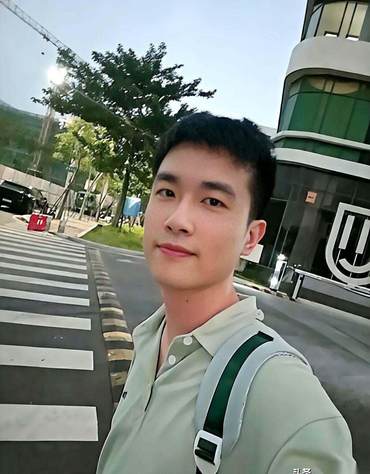 “房贷一个月还多少？”穿白毛衣的国企女孩端起咖啡抿了一口，手机被她倒扣在桌面上。
