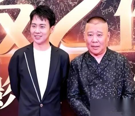 郭麒麟快不认识了，瘦到脱相，整个人跟被抽干了一样，在成都街头晃悠，眼神都是散的。