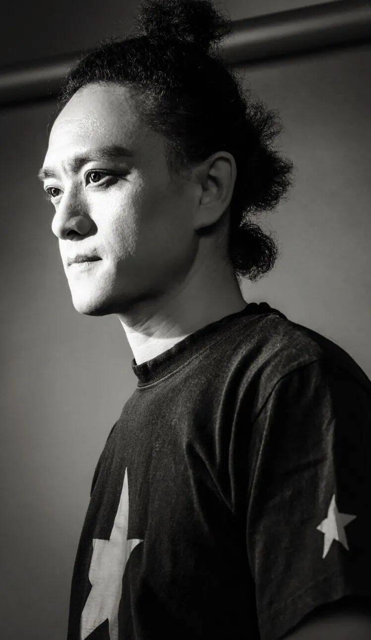 薛之谦祭拜赵英俊忌日五周年，老薛晒出赵英俊与母亲合照，仅书“时光飞逝”四字，极简