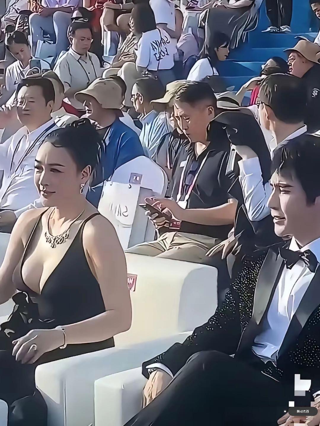 今天又看到钟丽缇在活动的造型，太露了，张伦硕也不管管他老婆。
说实话五十几岁了真