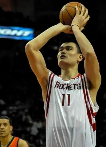 为什么中锋往往罚球不好？这不仅仅是手感问题

看球的朋友们一定发现一个现象：很多