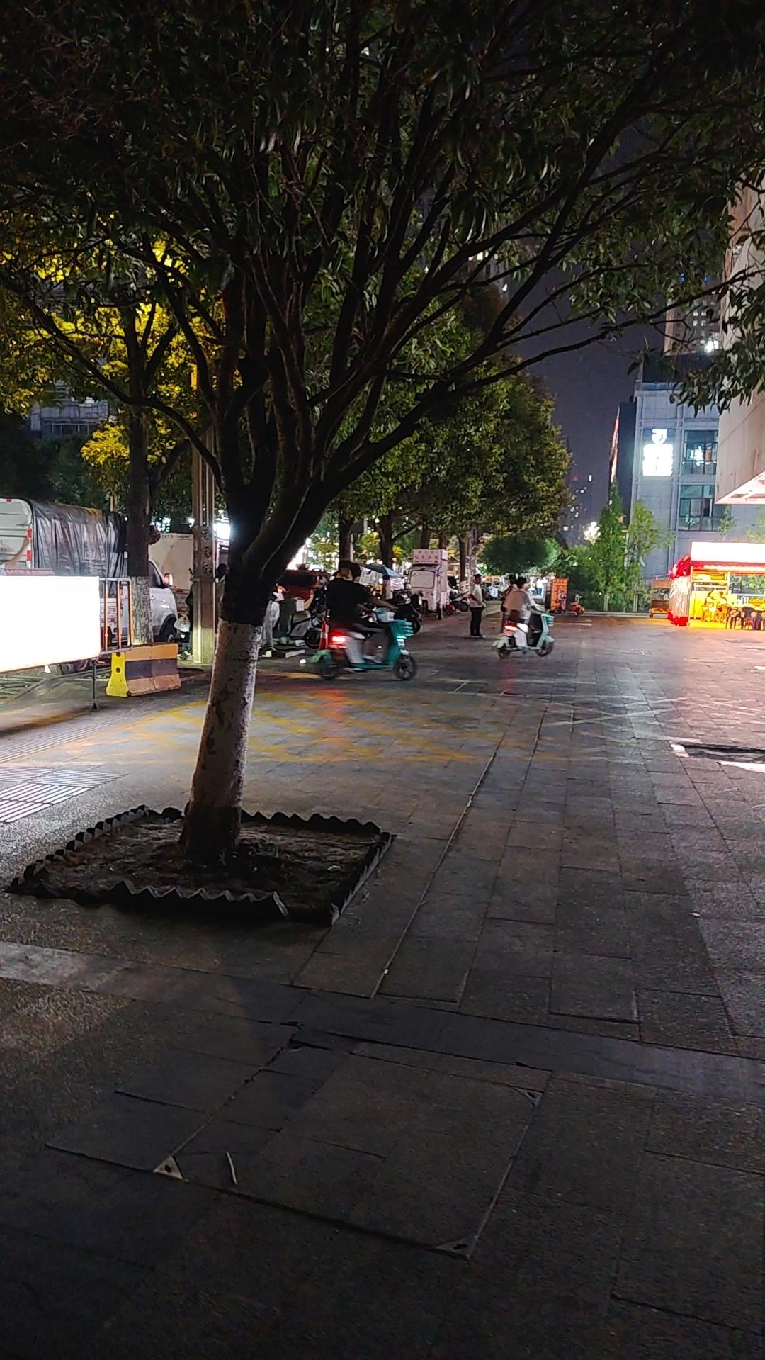 今天地产异动，出现涨停？为啥？
今天黄酒也出现涨停？为啥？
整个7月，8月，9月