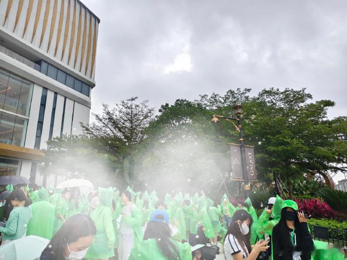 张泽禹缝合8岁的孤独场馆外好多张泽禹粉丝 排队前排全是泽禹的粉丝，大家怀揣着同样